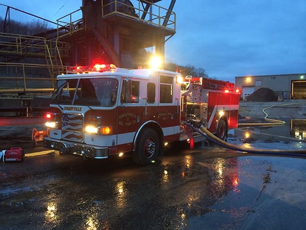 Pierce Enforcer Pumper - Dorseyville VFD - 2016 Mulch Factory Working Fire