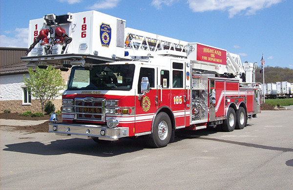 2010 Pierce Velocity - 100' aerial platform fire truck - driver front