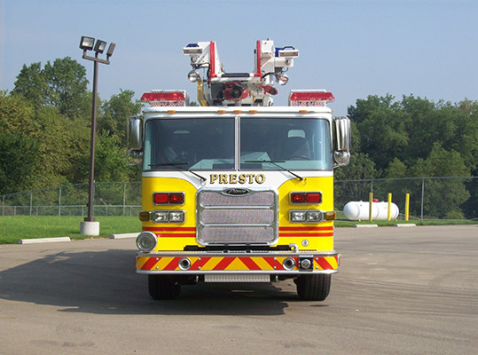 2009 Pierce Arrow XT - 75' aerial ladder fire truck - front